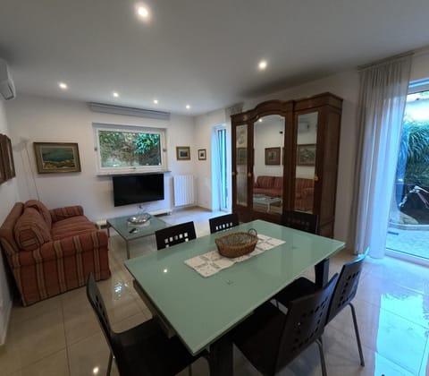 TV and multimedia, Living room, Dining area