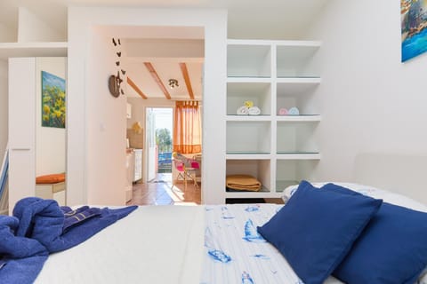 Bed, Dining area, Bedroom