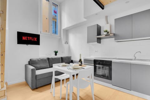 TV and multimedia, Kitchen or kitchenette, Living room, Dining area, stove