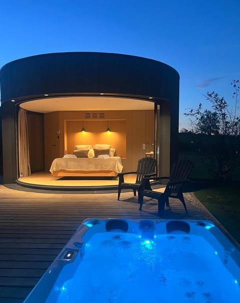 Balcony/Terrace, Spa and wellness centre/facilities, Photo of the whole room, Bedroom, Sunset