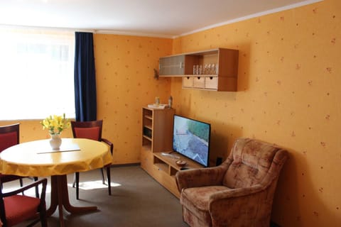 TV and multimedia, Living room, Seating area, Evening entertainment