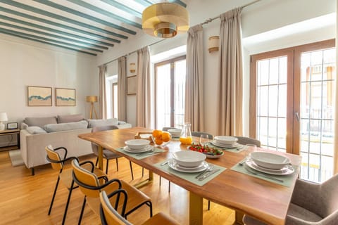 Living room, Food and drinks, Seating area, Dining area