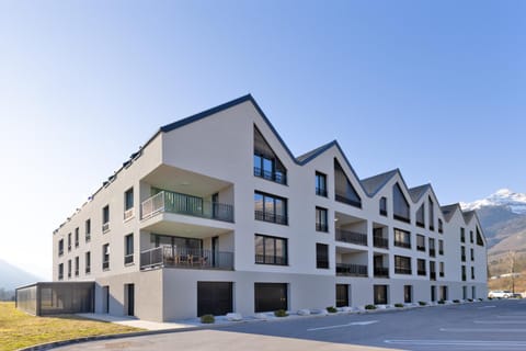Property building, Day, Neighbourhood, Natural landscape, Mountain view, Street view, Location, Parking