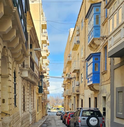 Neighbourhood, Street view, Location, Quiet street view, Parking