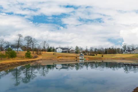 Fall Foliage Retreat: Hot Tub, Kayaks & Pond Deck House in Alabama