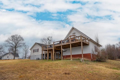 Fall Foliage Retreat: Hot Tub, Kayaks & Pond Deck House in Alabama