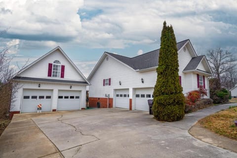Fall Foliage Retreat: Hot Tub, Kayaks & Pond Deck House in Alabama