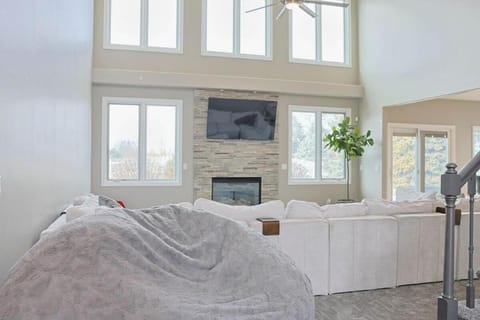 Golf Oasis Sleeps 22! Hot tub Firepit Gym Pool House in Iowa