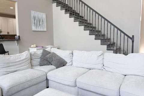 Golf Oasis Sleeps 22! Hot tub Firepit Gym Pool House in Iowa