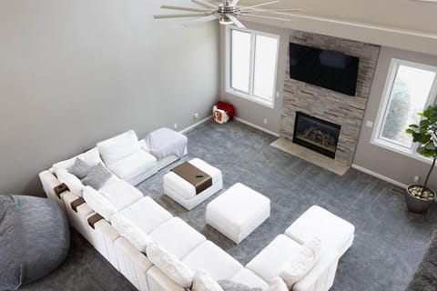 Golf Oasis Sleeps 22! Hot tub Firepit Gym Pool House in Iowa