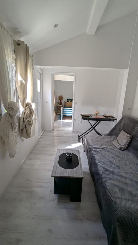 Bed, Living room