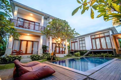 Property building, Patio, Day, Garden, Garden view, Pool view, Swimming pool, sunbed