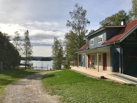 Property building, Balcony/Terrace, Lake view