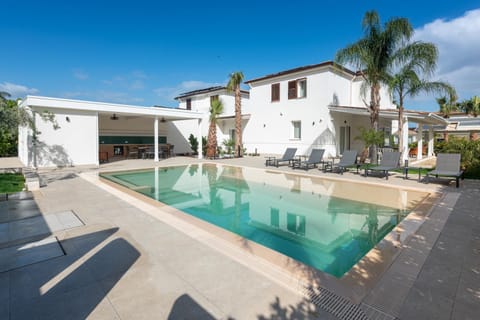 Property building, Kitchen or kitchenette, Swimming pool, sunbed
