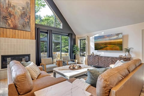 Luxury Hot Tub Sauna Game Room Dog Friendly House in Tunkhannock Township