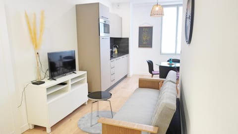 Communal lounge/ TV room, TV and multimedia, Kitchen or kitchenette, Living room, Seating area, Dining area