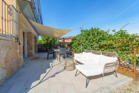 Property building, Patio, Balcony/Terrace, Dining area