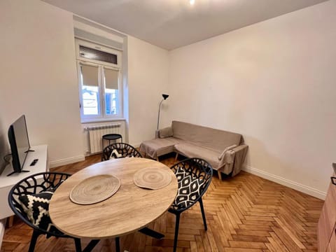 TV and multimedia, Living room, Seating area, Dining area