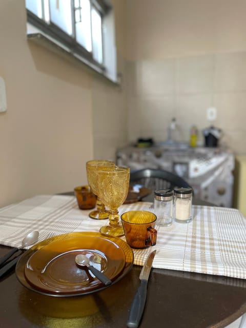 Kitchen or kitchenette, Food and drinks, Dining area