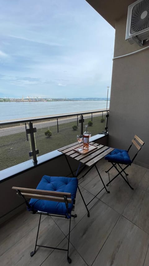 Natural landscape, Balcony/Terrace, Seating area, River view