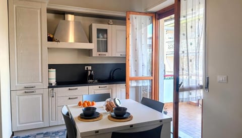 Kitchen or kitchenette, Dining area, oven