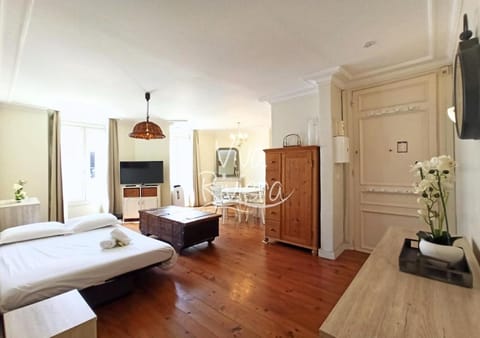 Communal lounge/ TV room, Bed, TV and multimedia, Living room, Seating area, Dining area