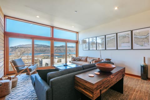 A Loft Amazing Views Rooftop Deck Steps to Downtown House in Hood River