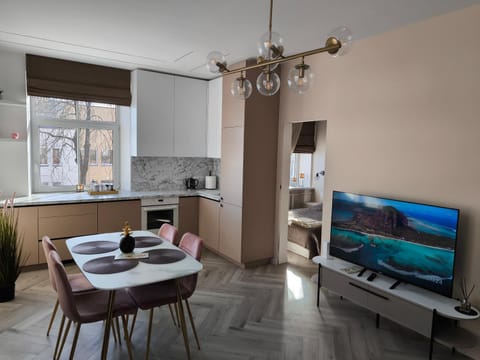 Kitchen or kitchenette, Seating area, Dining area