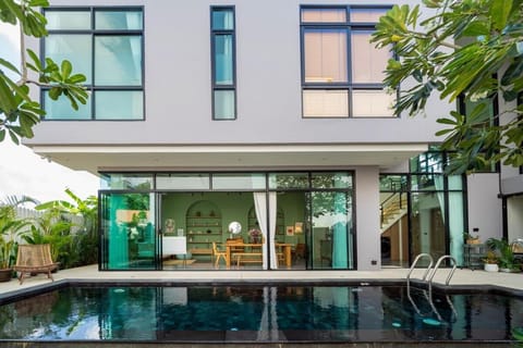 Property building, Day, Pool view, Swimming pool