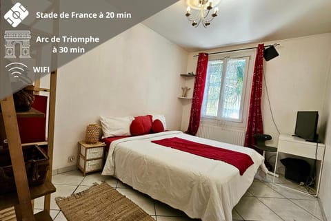 Bed, TV and multimedia, Photo of the whole room, Bedroom, Text overlay