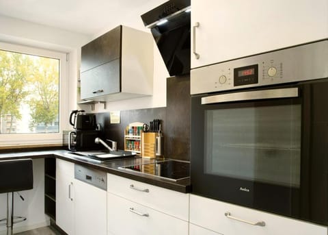 Coffee/tea facilities, Kitchen or kitchenette, dishwasher, oven, stove, toaster