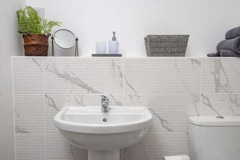 1 Bedroom Flat Near Bradford With Free Parking Apartment in Bradford