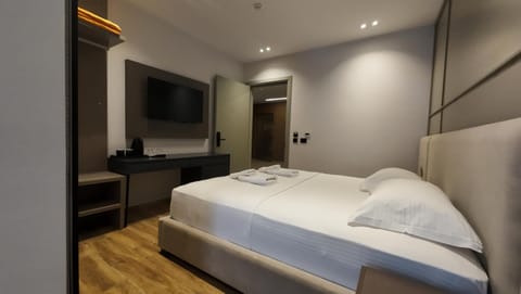 Bed, TV and multimedia, Photo of the whole room, Bedroom, towels, wardrobe