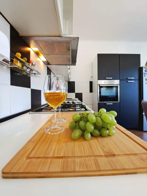 Kitchen or kitchenette, Food and drinks, Dining area, oven