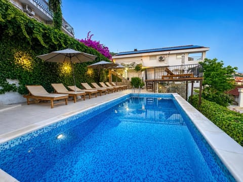Property building, Patio, Day, Pool view, Swimming pool, sunbed