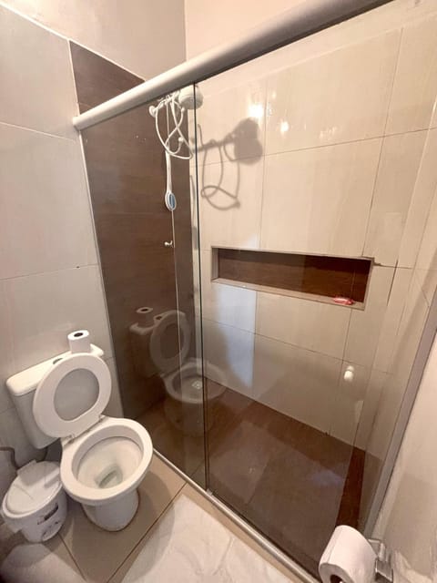 Shower, Toilet, towels