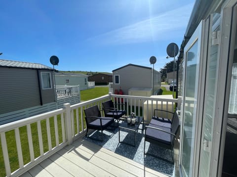Property building, Patio, Day, View (from property/room), Balcony/Terrace, Pets, pet friendly