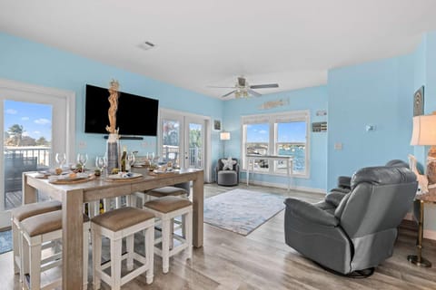 Communal lounge/ TV room, TV and multimedia, Living room, Seating area, Dining area, Evening entertainment