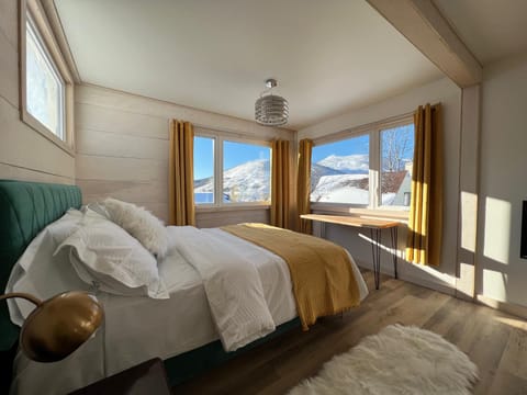 Natural landscape, Bedroom, Mountain view