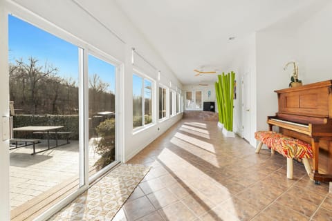 Adventure Awaits- Indoor pool & Pickle ball Court House in Bella Vista