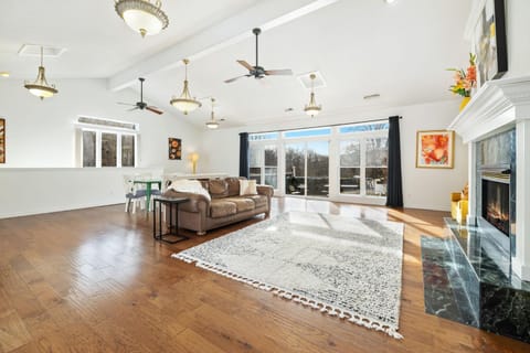 Adventure Awaits- Indoor pool & Pickle ball Court House in Bella Vista