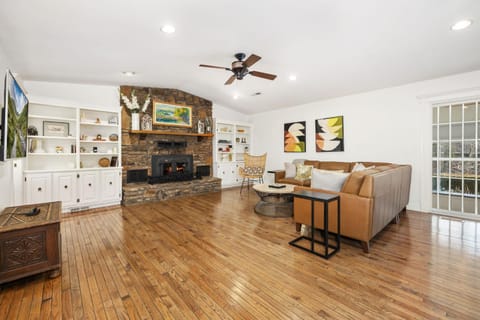 Adventure Awaits- Indoor pool & Pickle ball Court House in Bella Vista