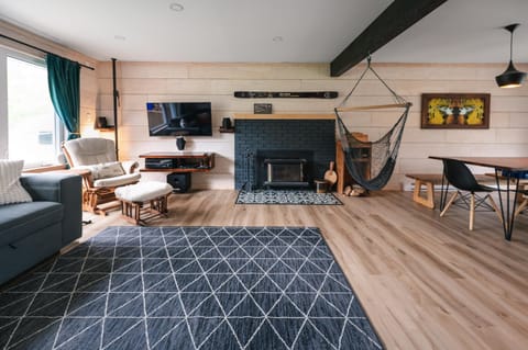 Communal lounge/ TV room, TV and multimedia, Living room, Seating area, Evening entertainment