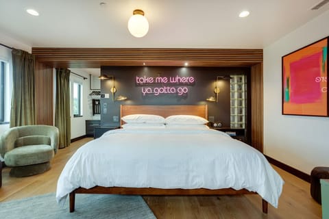 The Berry at The Louie Boutique Motel, Walk to Everything! Dog Friendly! Motel in Newport