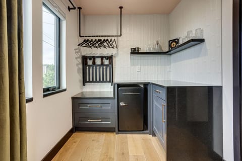 The Berry at The Louie Boutique Motel, Walk to Everything! Dog Friendly! Motel in Newport