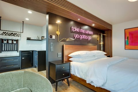 The Berry at The Louie Boutique Motel, Walk to Everything! Dog Friendly! Motel in Newport