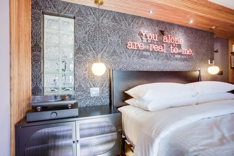 The Salome - ADA Accessible at The Louie Boutique Motel, Walk to Everything! Dog Friendly! Motel in Newport