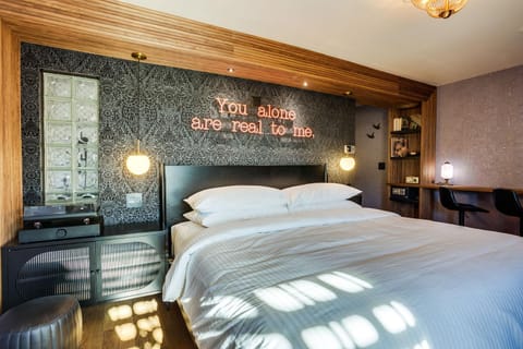 The Salome - ADA Accessible at The Louie Boutique Motel, Walk to Everything! Dog Friendly! Motel in Newport