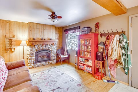 1 Mi to Lake Easton Cozy Cascades Cabin! Cabin in Easton