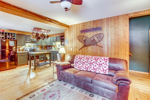 1 Mi to Lake Easton Cozy Cascades Cabin! Cabin in Easton